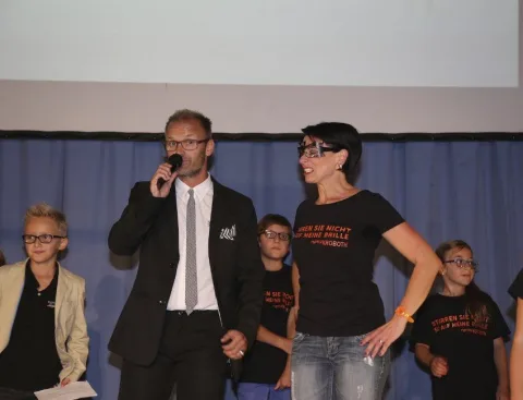 Ein Mann mit Mikrofon und eine Frau auf der Bühne