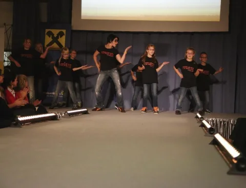 Kinder in einer Tanzformation auf der Bühne