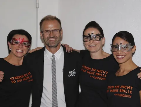 Vier Darstellerinnen und ein Mann mit bemalten Gesichtern