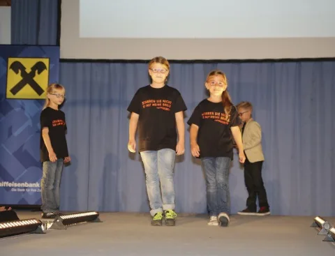 Drei Kinder auf der Bühne