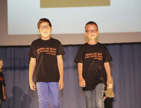 Zwei Kinder mit Brillen nebeneinander