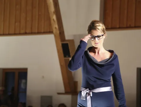 Ein Model mit Brille auf dem Laufsteg