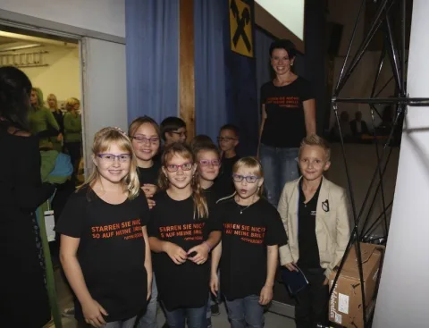 Eine Gruppe Kinder mit Erwachsenen auf der Bühne