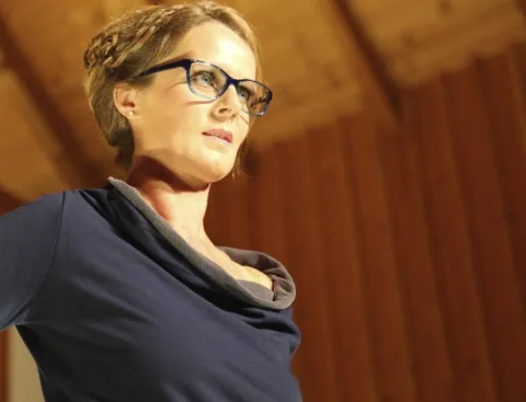 Ein Model mit Brille im Halbporträt
