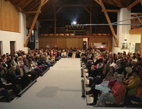 Blick über den Laufsteg in den vollen Saal