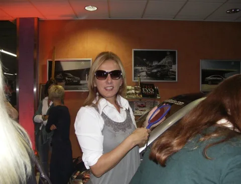 Eine Besucherin mit Sonnenbrille im Ausstellungsraum