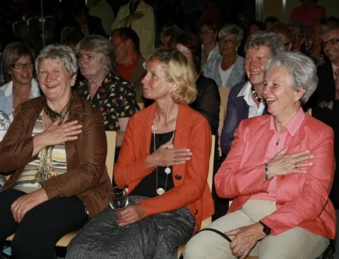 Applaudierende Zuschauerinnen