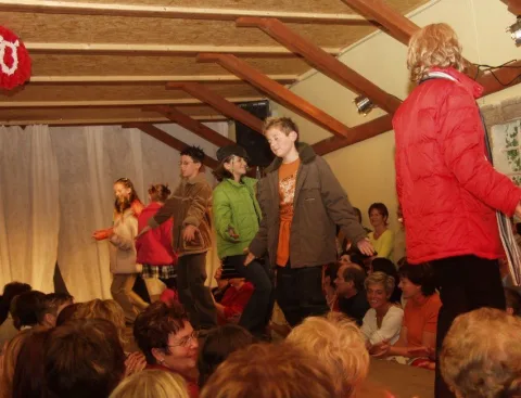 Models gehen durch die Zuschauerreihen, das Publikum sieht zu