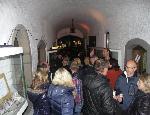 Blick durch den vollen Gewölbegang, links Vitrinen mit Fassungen