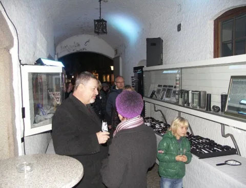 Ein Mann und zwei Frauen an einer Vitrine mit Sonnenbrillen