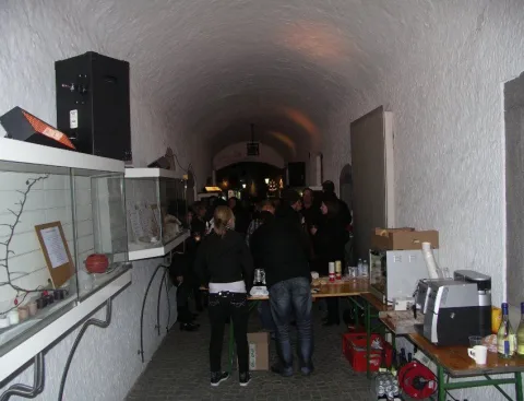 Ausgeräumte Vitrinen und ein Buffettisch am Ende des Gewölbegangs