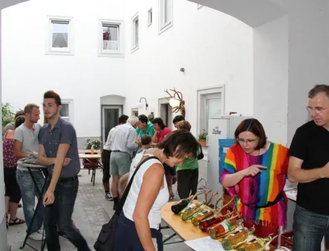 Besucher an einem Verkostungstisch