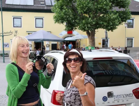 Zwei Frauen mit Brillen neben einem Auto