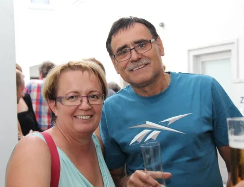 Eine Frau und ein Mann mit Gläsern