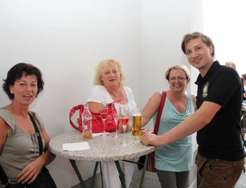 Vier Gäste an einem Stehtisch