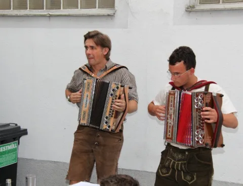 Zwei Musiker mit Ziehharmonikas in Lederhosen