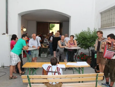 Gäste an Biertischen in einem Durchgang