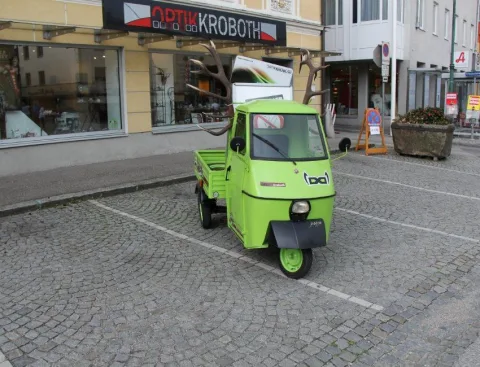 Der grüne Kleintransporter vor dem Geschäft