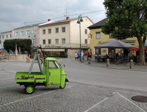 Der Kleintransporter auf dem Marktplatz