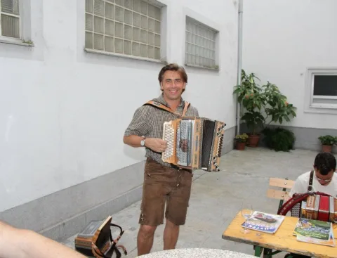 Ein Musiker mit Ziehharmonika im Freien