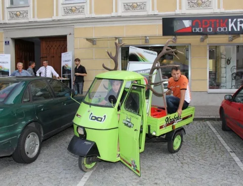 Der Kleintransporter und weitere Fahrzeuge vor dem Geschäft