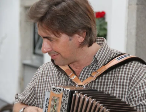 Ein Musiker mit Ziehharmonika im Profil