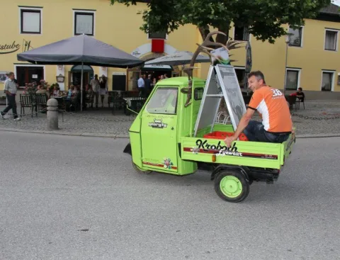 Der grüne Kleintransporter mit Aufbau auf der Straße
