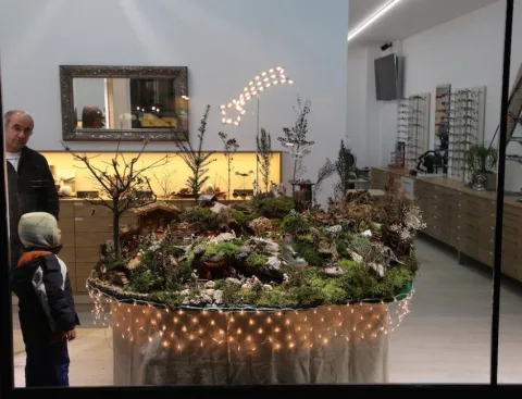 Eine Weihnachtsdekoration mit Lichterkette auf einem runden Tisch