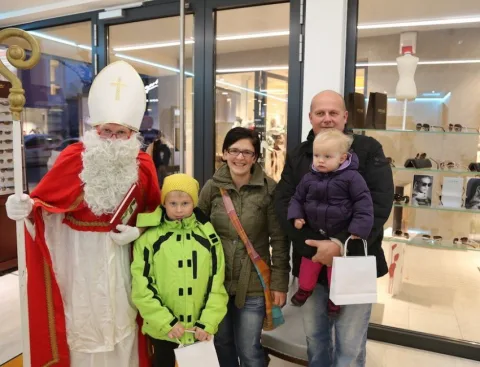 Der Nikolaus mit einer Familie mit zwei Kindern