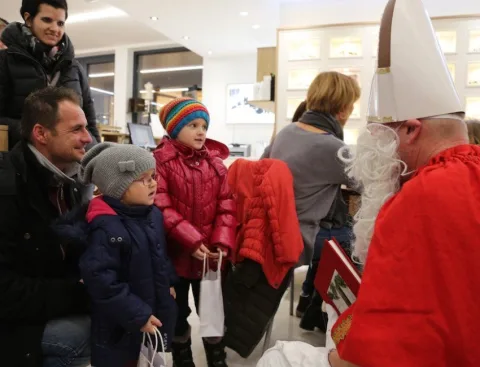 Kinder und Erwachsene begrüßen den Nikolaus