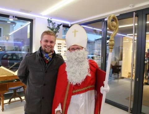 Ein Mann und der Nikolaus im Verkaufsraum