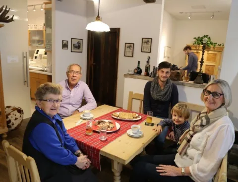 Gäste an einem gedeckten Tisch im Geschäft