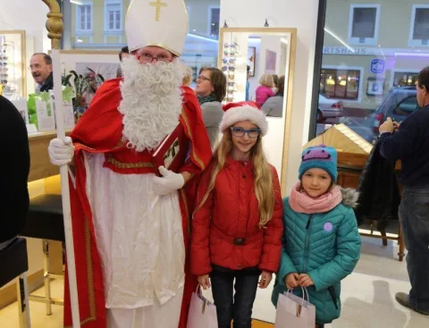Der Nikolaus mit zwei Mädchen vor dem Schaufenster