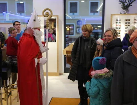 Der Nikolaus im Gespräch mit Besuchern