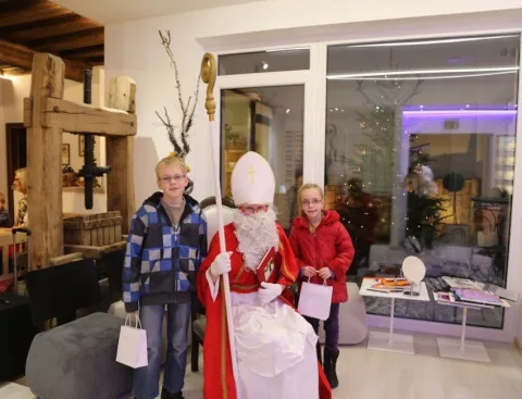 Der Nikolaus mit zwei Kindern im Verkaufsraum