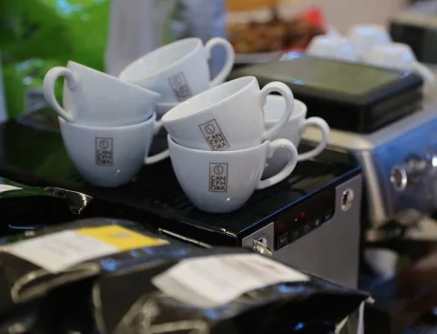 Tassen auf einer Kaffeemaschine