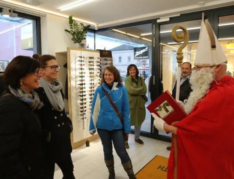 Besucherinnen im Verkaufsraum, rechts der Nikolaus