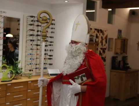 Der Nikolaus vor der Fassungswand