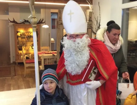 Der Nikolaus mit einem Jungen und einer Frau