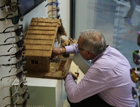 Ein Mann richtet ein Holzhaus in der Dekoration