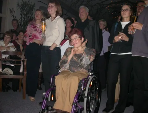 Gäste vor der Bühne, vorne eine Person im Rollstuhl