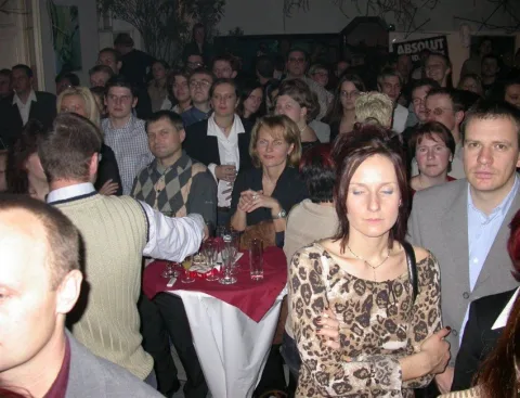 Dicht gedrängte Gäste im Saal