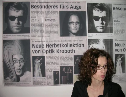 Eine Tafel mit Zeitungsausschnitten zur neuen Herbstkollektion