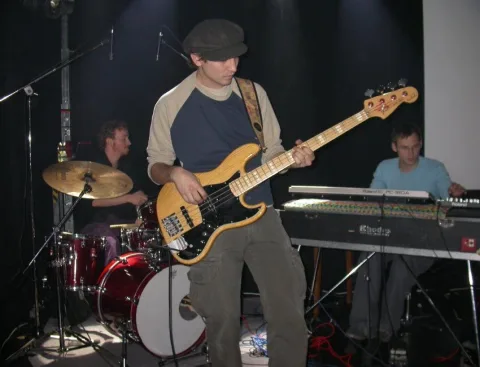 Ein Bassist und ein Schlagzeuger auf der Bühne