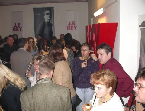 Gäste vor der J.F.-Rey-Wand