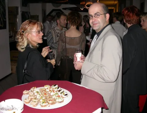 Gäste an einem Stehtisch mit Fingerfood