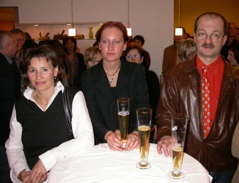 Vier Gäste an einem Stehtisch mit Sektgläsern