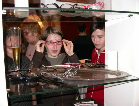 Zwei Besucherinnen an einer Glasvitrine mit Brillen