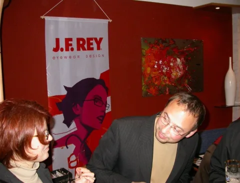 Gäste vor einem J.F.-Rey-Banner