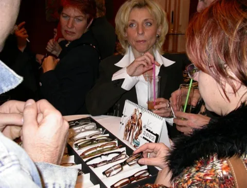 Besucherinnen am Brillentisch